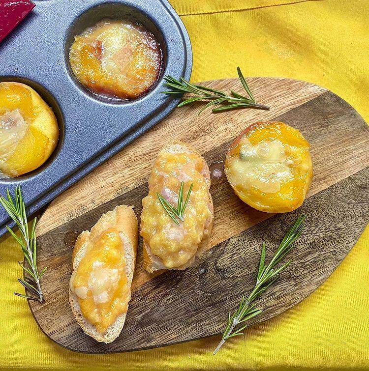 Карамелизованные персики с горгонзолой