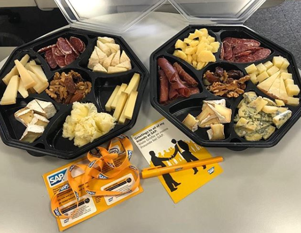 Самое время запасаться вкусняшками и делиться ими со своими друзьями!