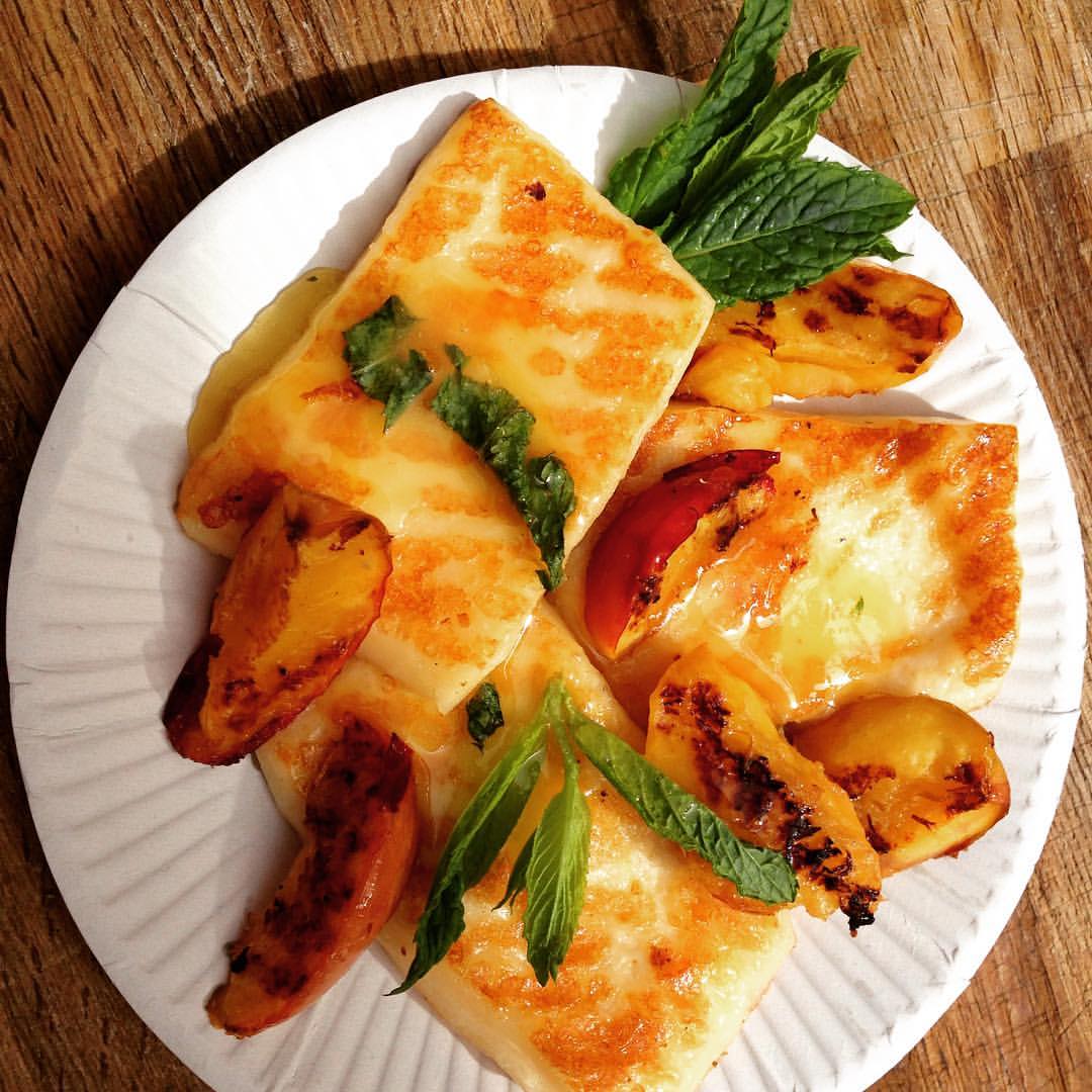 Халлуми с персиками и мятным соусом