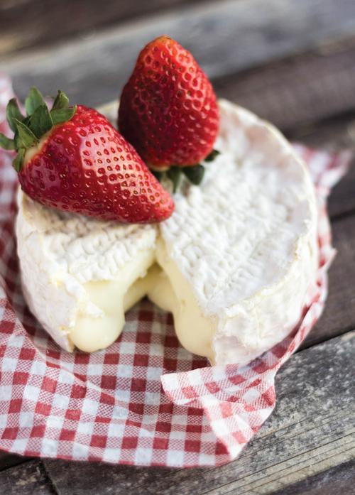 Запеченый козий камамбер с клубникой