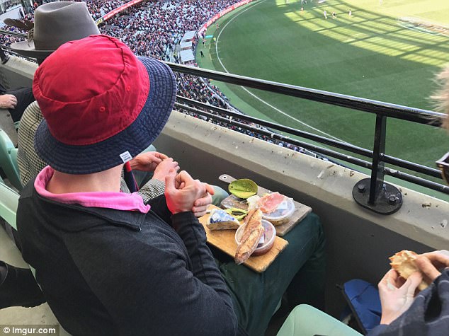 Где бы вы меньше всего ожидали встретить сырного гурмана за трапезой?