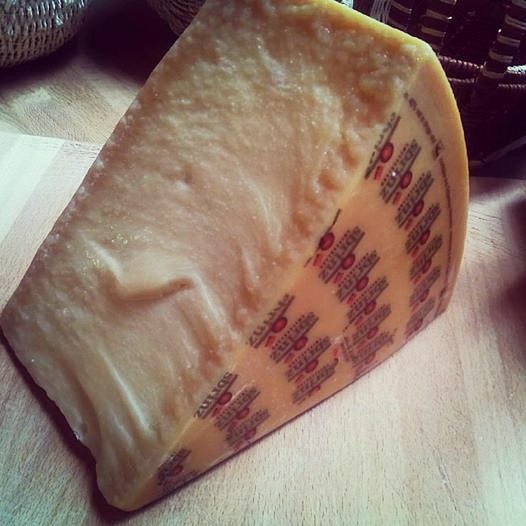 На фото предок итальянского Пармиджано - швейцарский Сбринц