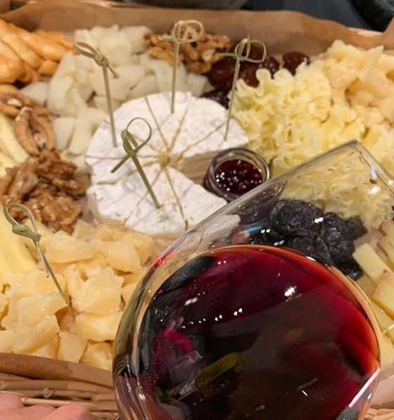 Сырные тарелки - это всегда большое разнообразие сыров на любой вкус – как выбрать сыр, идеи подачи и сочетания
