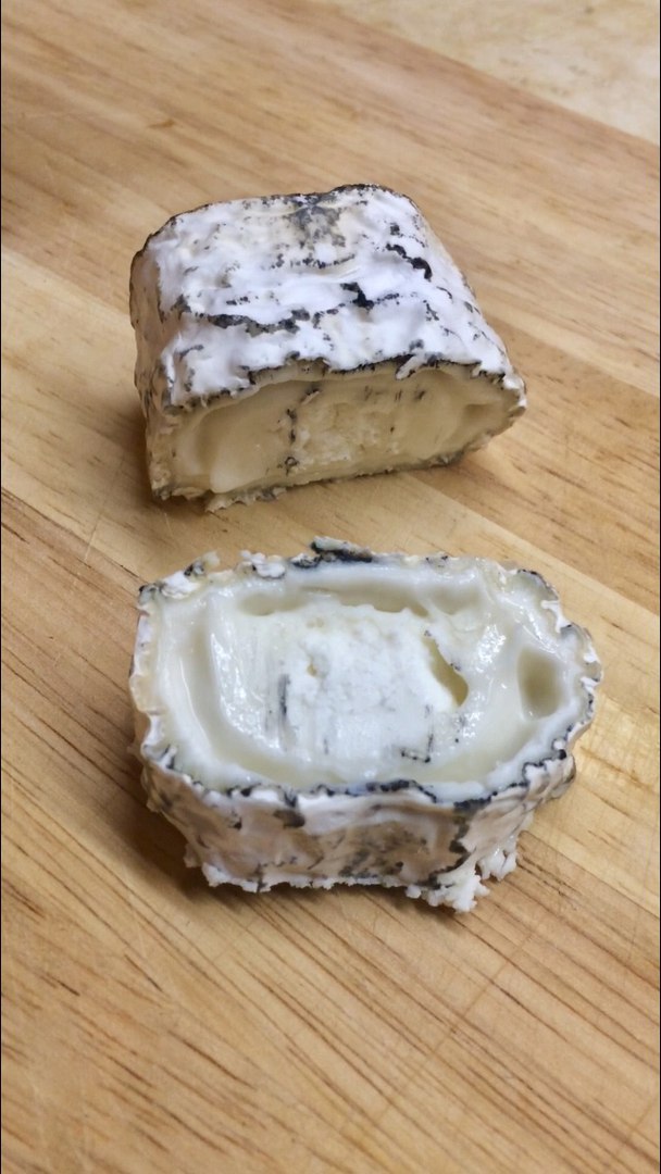 Дегустируем мягкий сыр из козьего молока с белой плесенью БЮШ в золе.