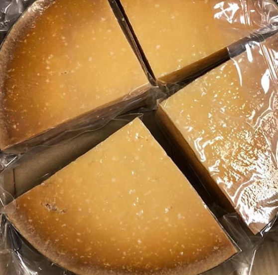 Друзья, сегодня к нам пришёл очень крутой экстравыдержанный овечий сыр - Пикантин 🔥