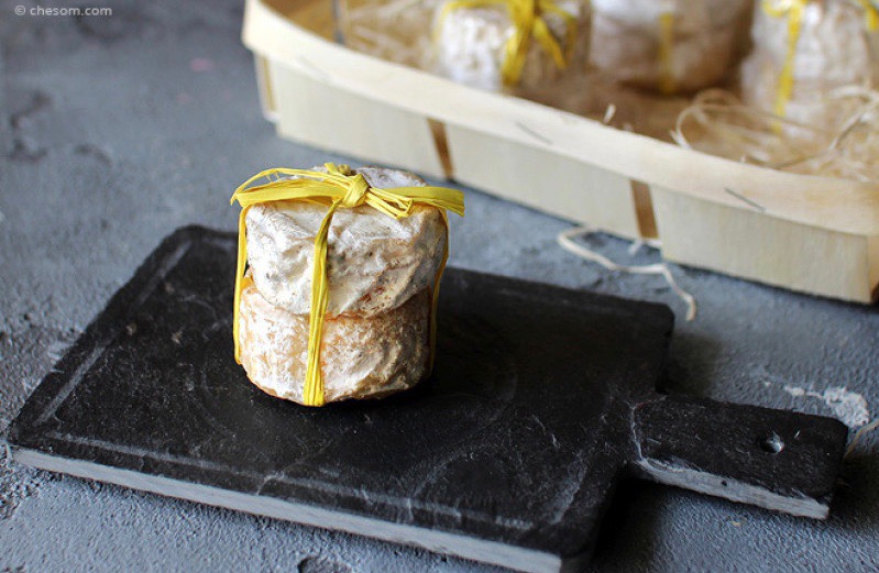 Маленький твёрдый сыр «Кроттéн д’Обóнн»