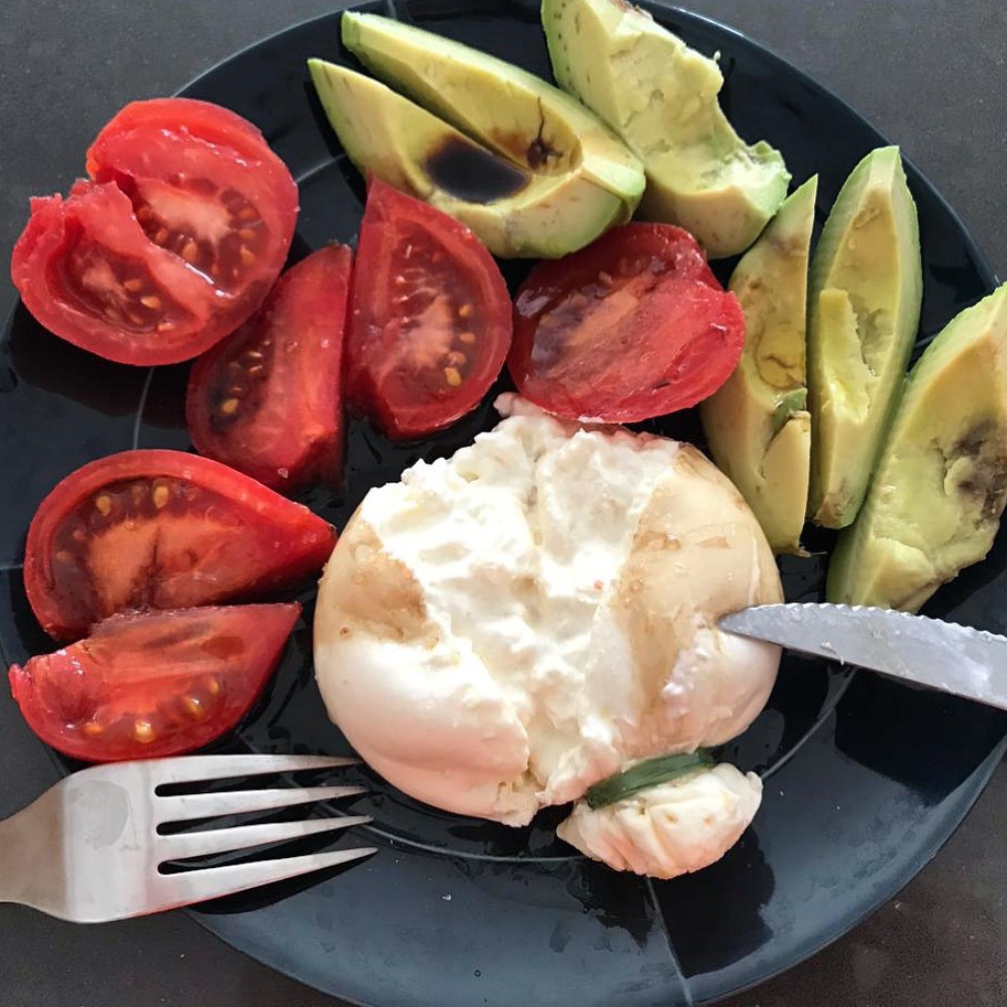 Буррата – это мягкий сыр из коровьего молока.