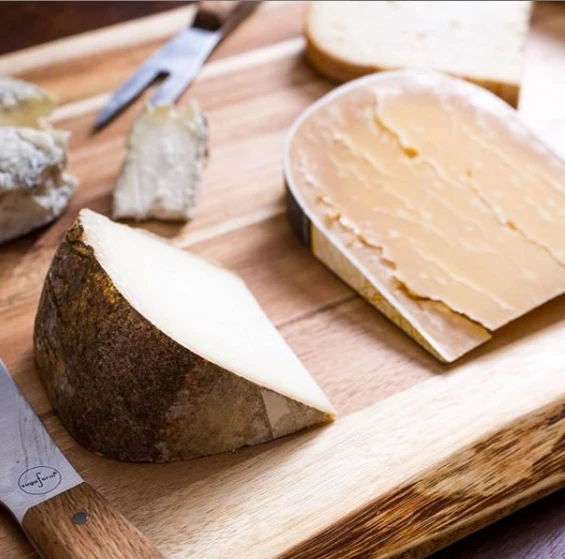 Почему козий сыр белый а коровий желтый? – как выбрать сыр, идеи подачи и сочетания