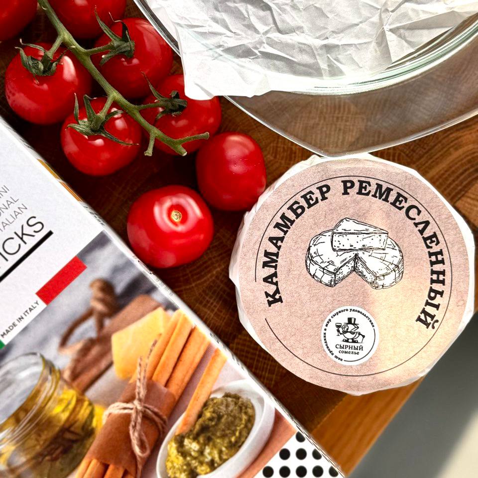 Камамбер с помидорами черри в духовке