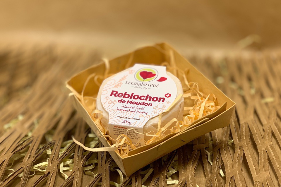 Реблошон - это мягкий швейцарский сливочный сыр с золотистой мытой корочкой