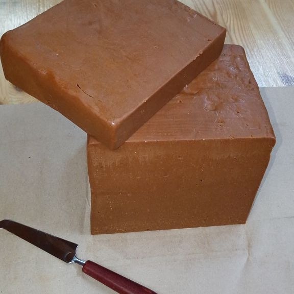 Как думаете, что это за сыр и какая страна является его родиной?