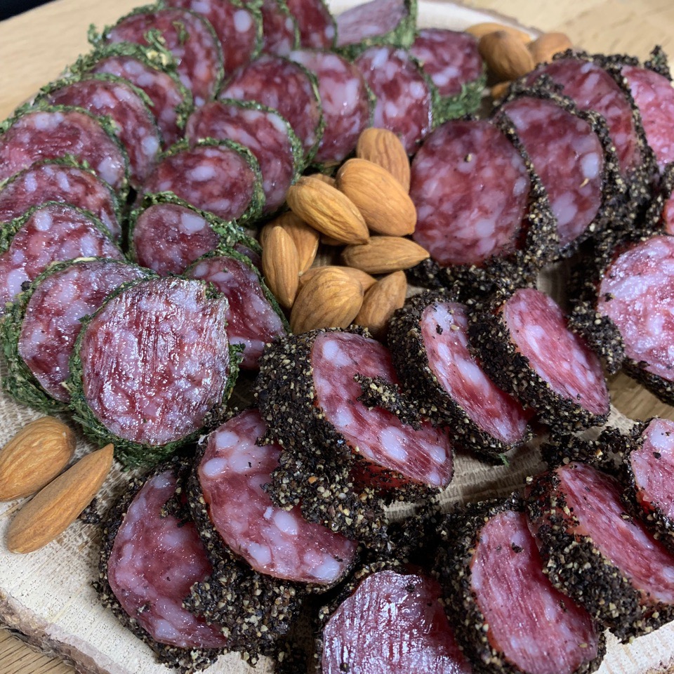 Мясные деликатесы