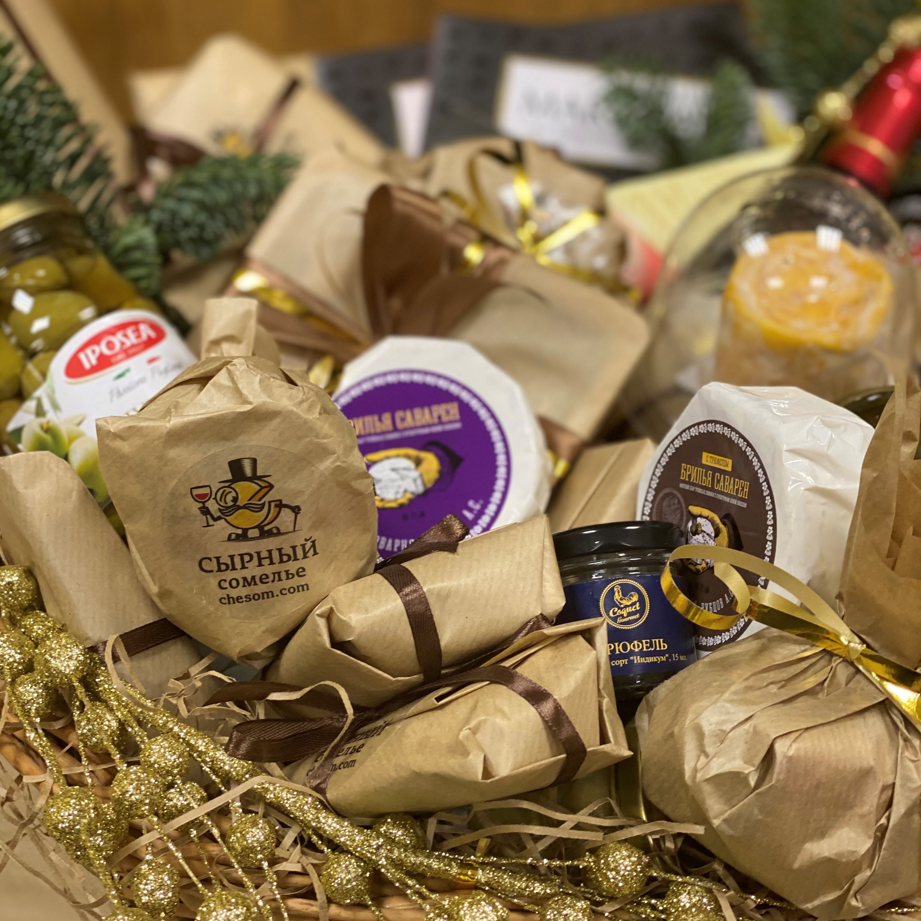 Новогодние наборы, украшенные елкой, в Сырном сомелье