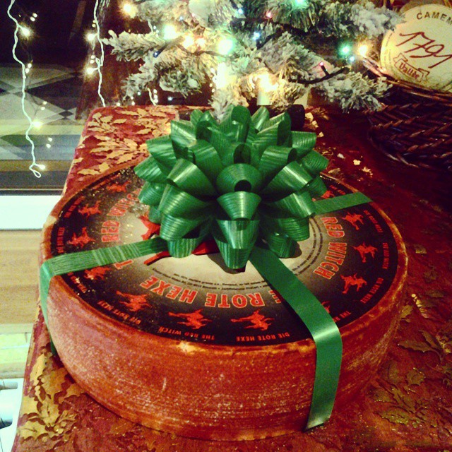 Cыр - лучший подарок.