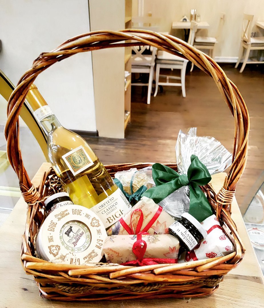 Когда я звоню в сырный сомелье +7 925 735 10 38, то кто обычно отвечает на телефон? 