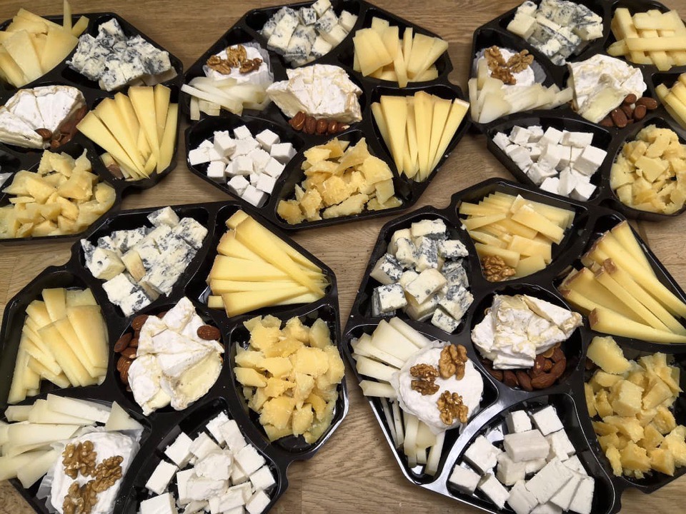 Сырная тарелка, идеально подходящая к красному вину 