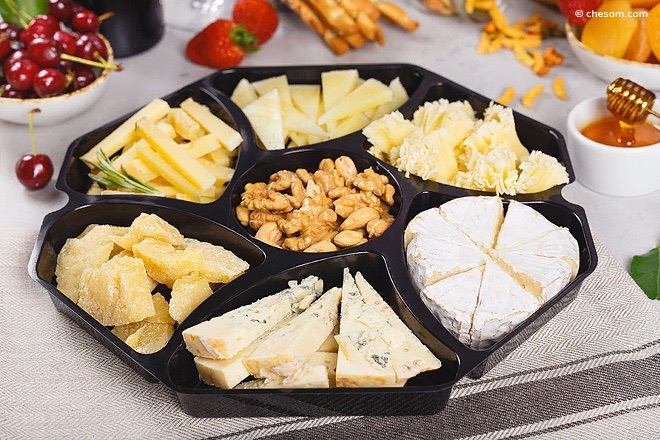 Сырная тарелка к красному вину - идеальное дополнение к романтическому вечеру 