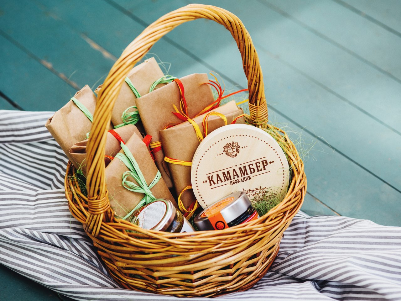 Корзинка аппетитных сыров