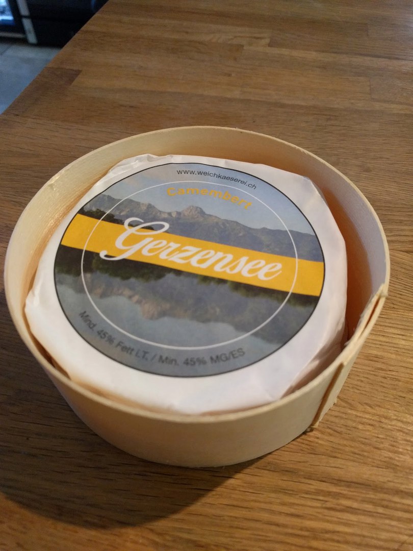 Швейцарский камамбер в шпоновой упаковке