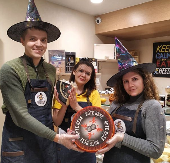 Красная ведьма на Хелоуин