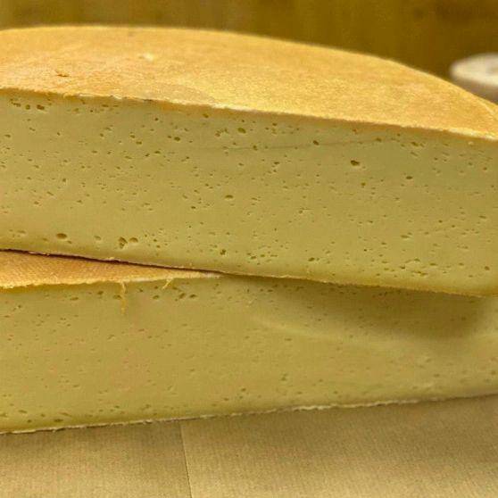 А какой самый пахучий сыр у вас в ассортименте?