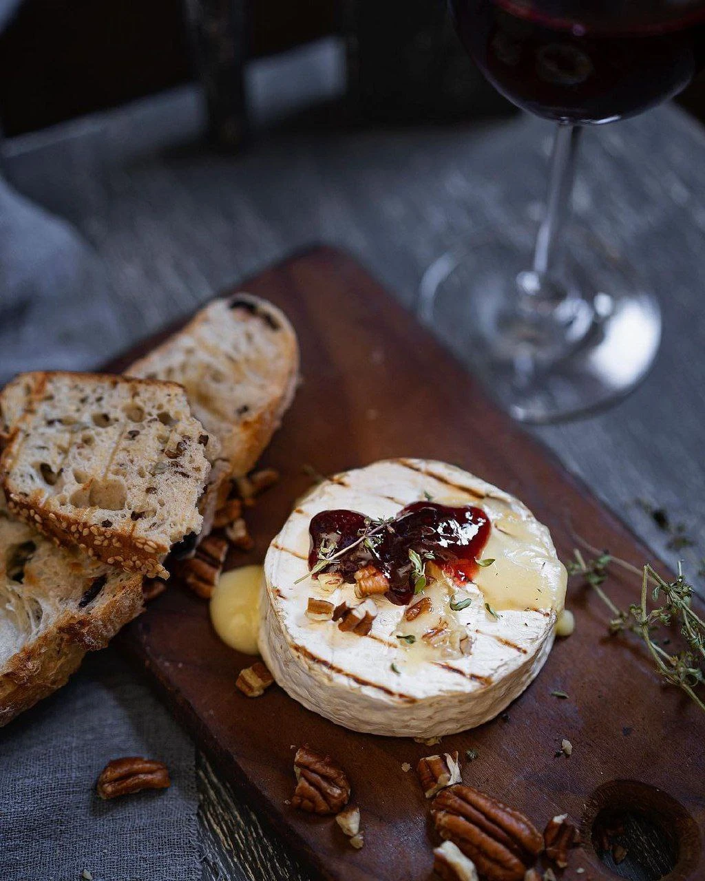 А вы пробовали запекать камамбер на гриле?