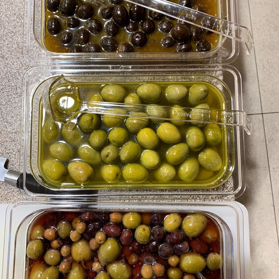 Оливки, маслины и ассорти