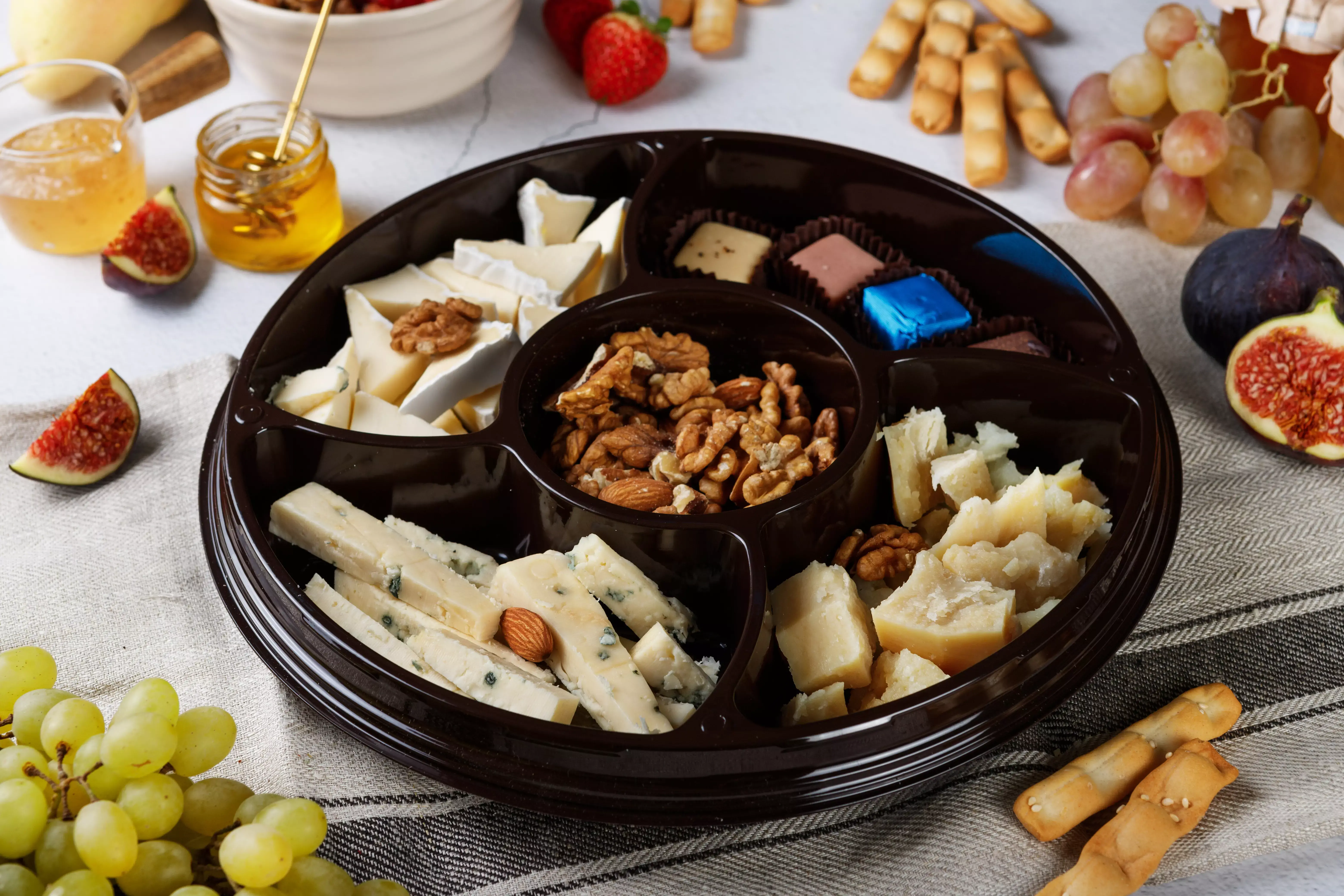 Сырный сомелье приготовит новогодние закуски за вас.