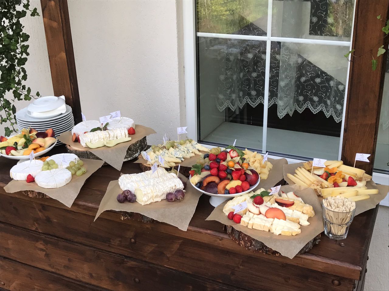 Вот такой аппетитный сырный стол мы готовили в эти выходные на свадьбе.