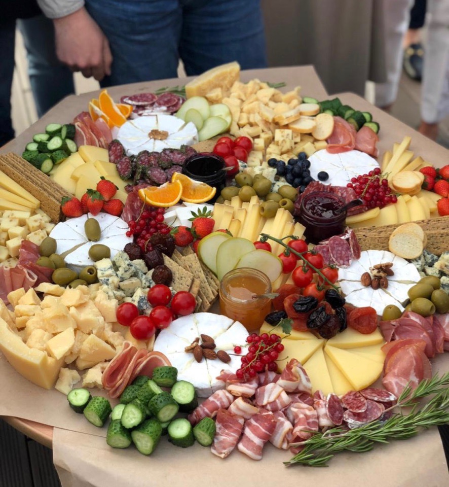 Гастрономическое плато на празднике сырного сомелье