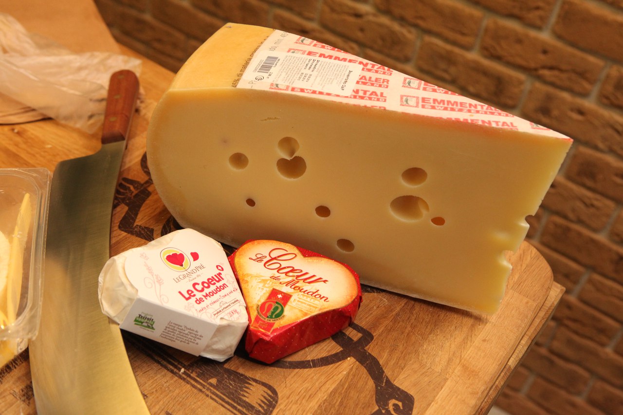 Я новичок и еще не был у вас в лавках, какие сыры есть у вас в продаже?