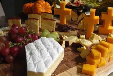 Для тех, кто празднует Хеллоуин - сырное кладбище