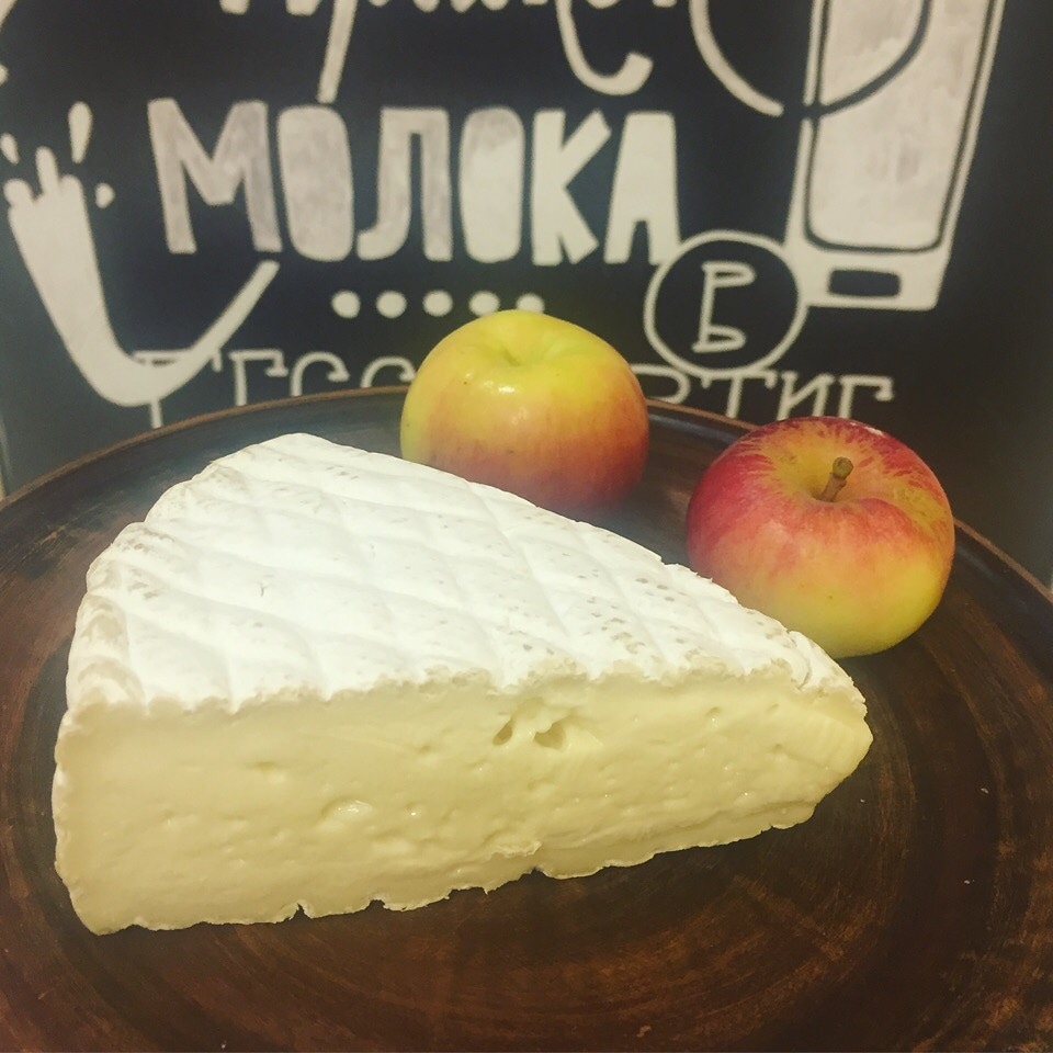 Ничего лишнего: нежный бри и сочные яблочки сделают любой день прекрасным👌