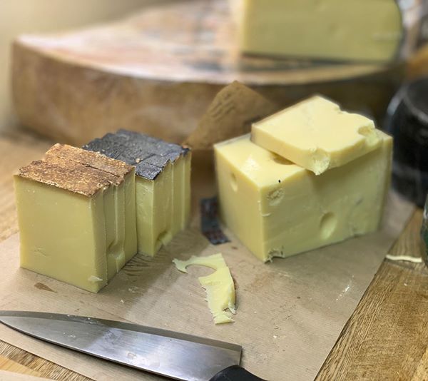 Сыр отрезаем перед отправкой