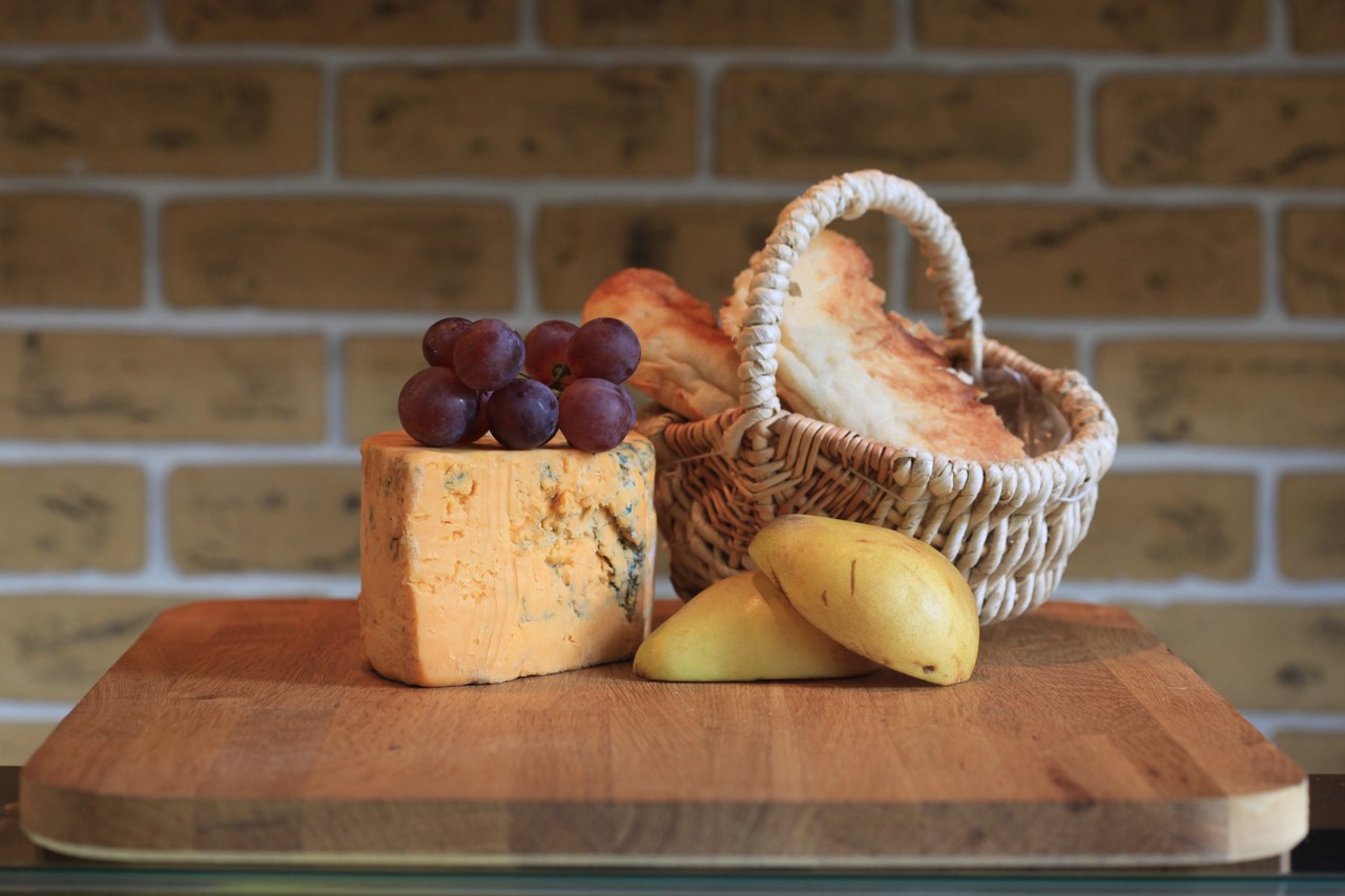 Сыры с голубой плесенью содержат пенициллин (плесень вида penicilium), получается, этими сырами можно лечиться, как антибиотиками? 