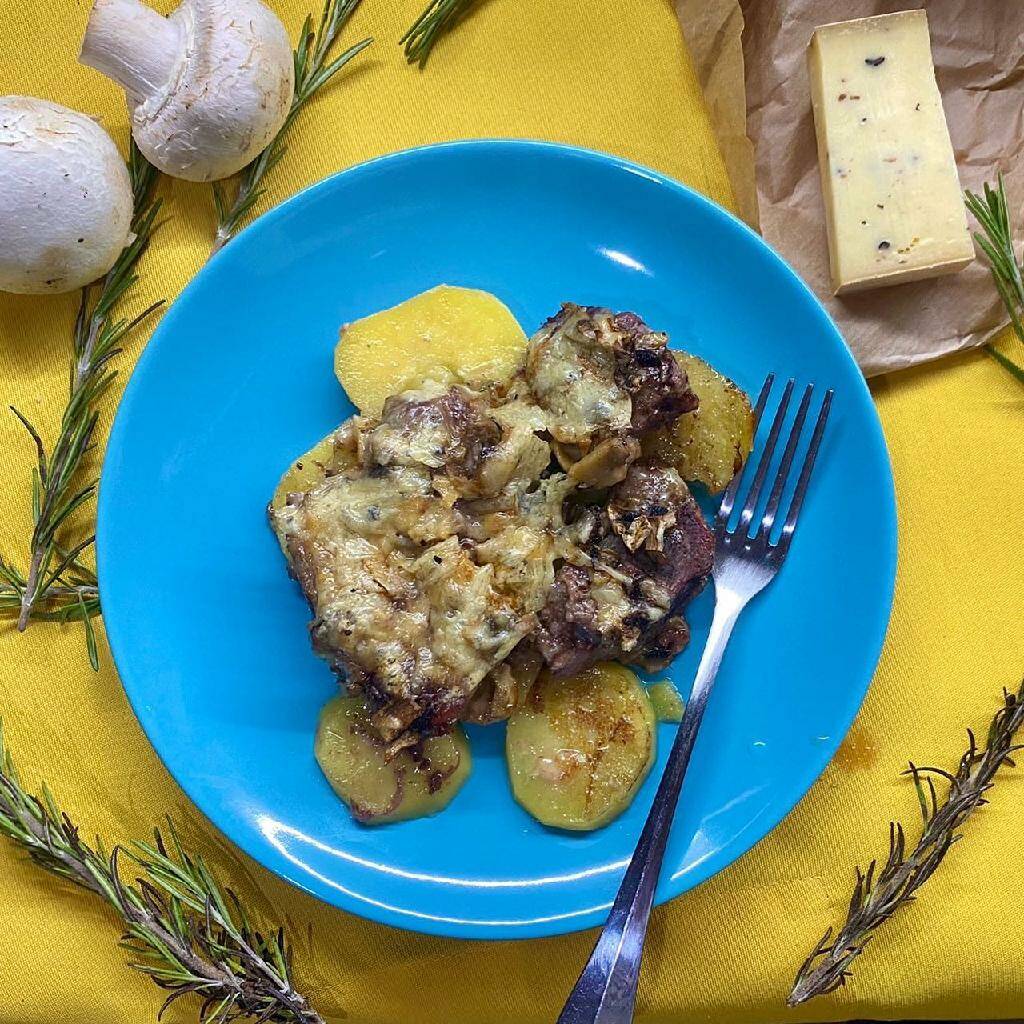 Мясо по-французски с сыром Раклет