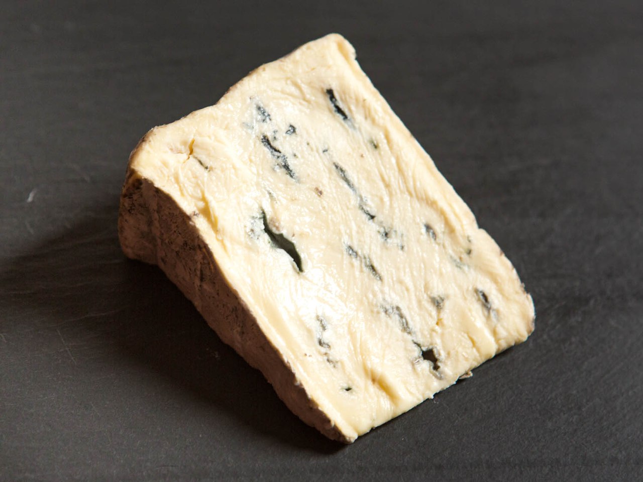 Друзья-сыролюбы, очень ищем талантливых монтажеров и операторов