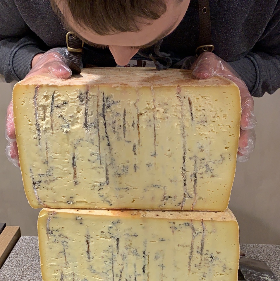 У нас уже выкуплено 15 голов горгонзолы!