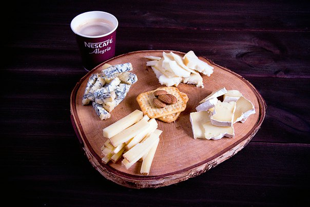 "Я собираю друзей и хотел организовать сырно-винную вечеринку, сколько сыров мне выбрать и какой объем на человека?"