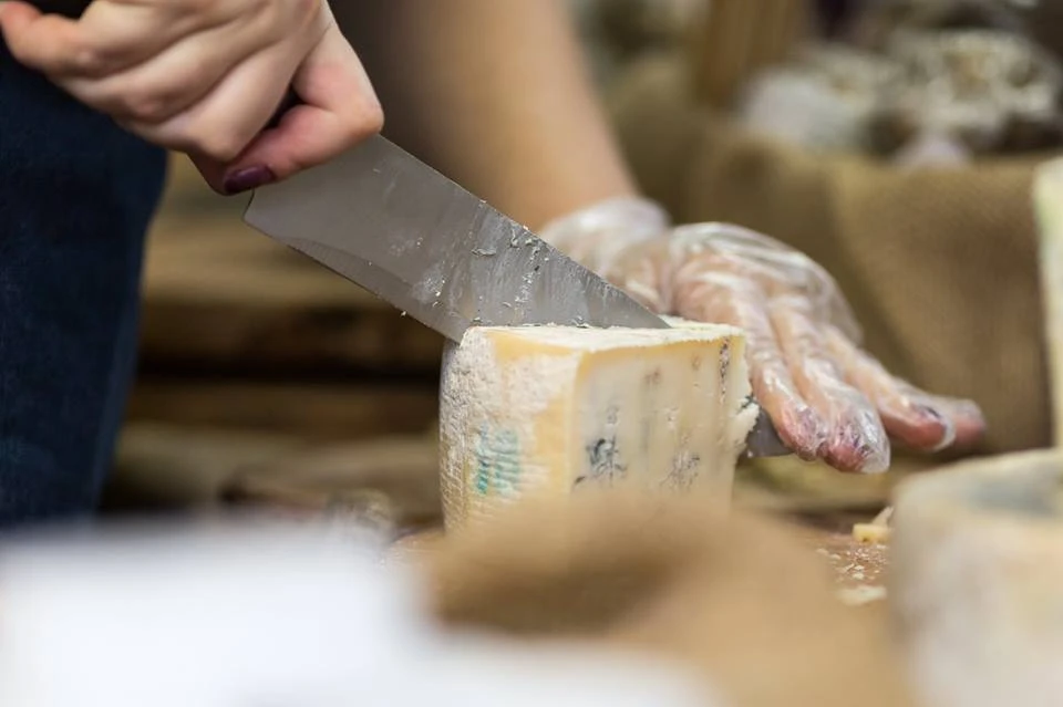 резюме, когда устраиваешься в сырную лавку