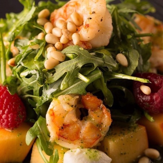 Cалата из креветок, зелени и моцареллы