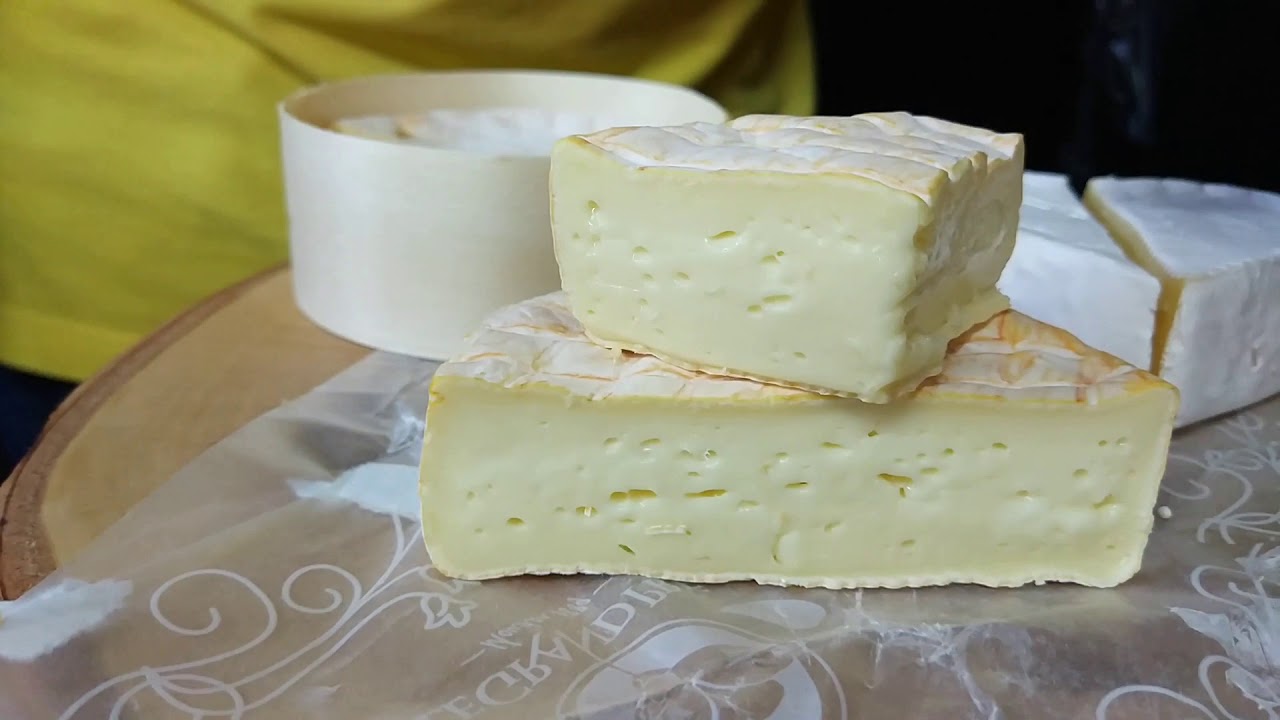 Иногда мы снимаем видео, в которых обсуждаем и делимся мнением о сырах.