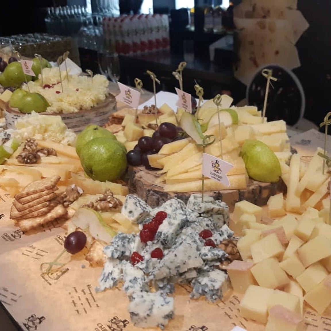 Организовываем сырные столы.