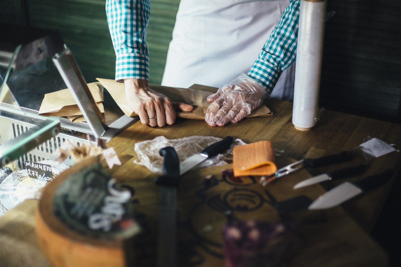 В сырных лавках Сырный Сомелье открыта вакансия продавец-консультан