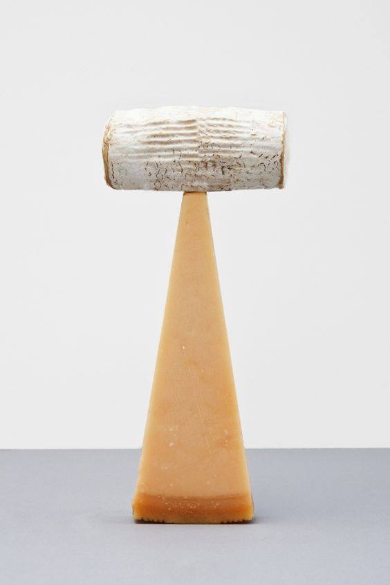 Вот такой сырный арт, попробуйте угадать, что это за сыры?