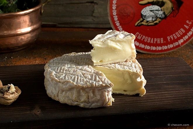 Камамбер Рубцова — мягкий текучий сыр с белой благородной плесенью