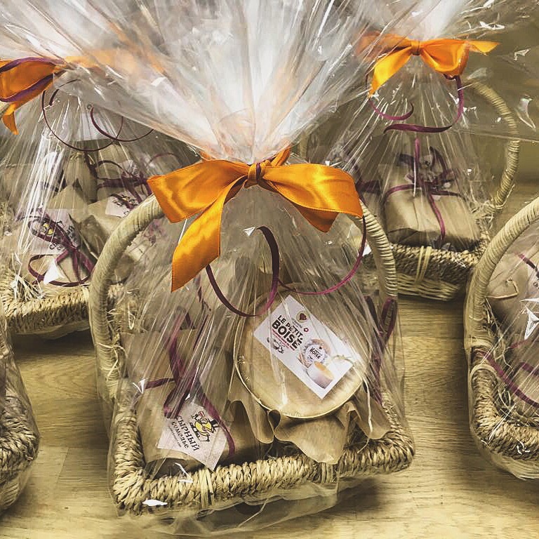 Собирая Вам корзины, ящики, тарелки и другие подарки и заказы, мы стараемся угодить каждому покупателю!