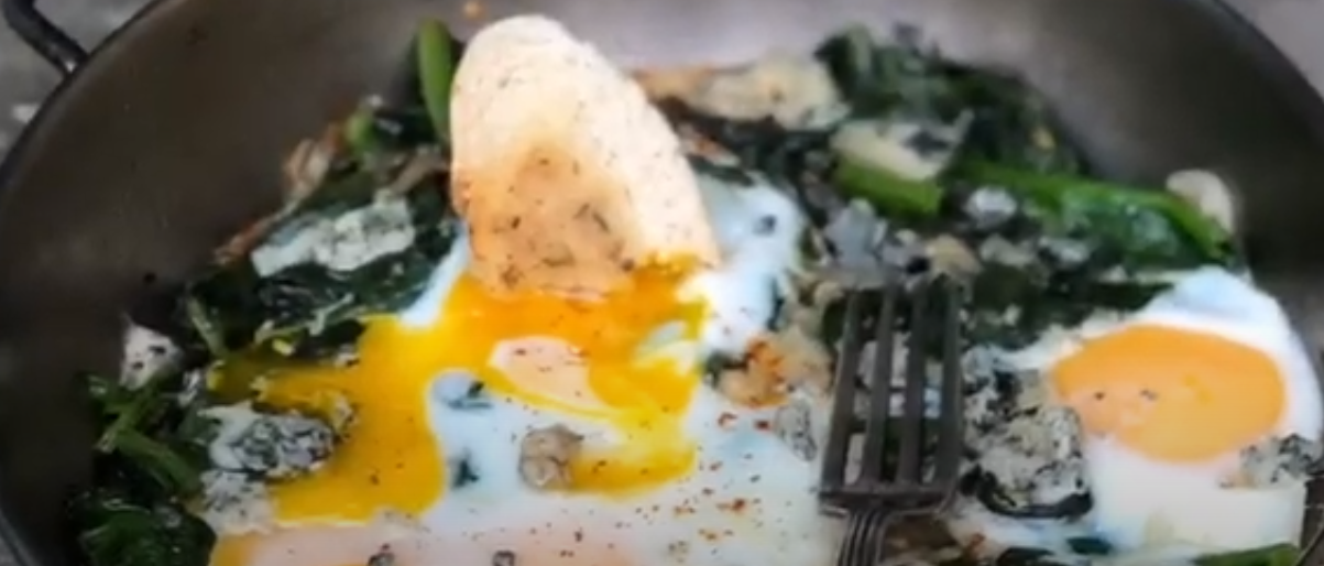 ЯИЧНИЦА СО ШПИНАТОМ И ГОРГОНЗОЛОЙ  ⠀