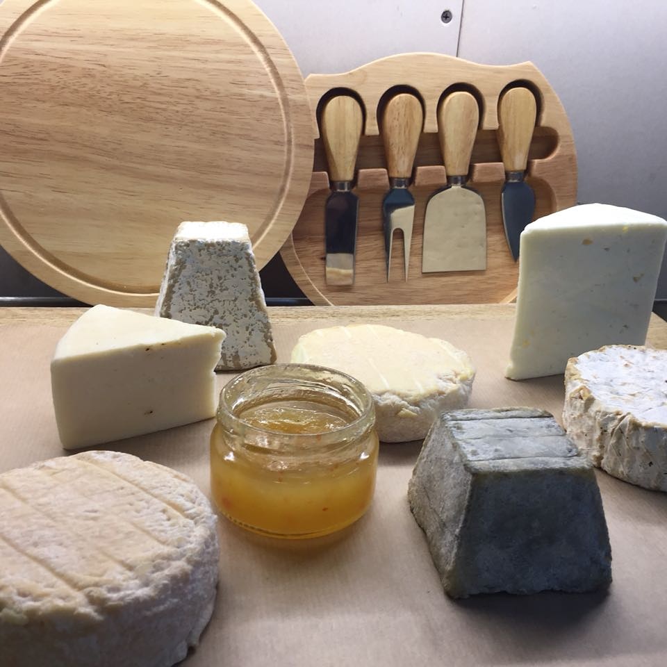 сыр и аксессуары
