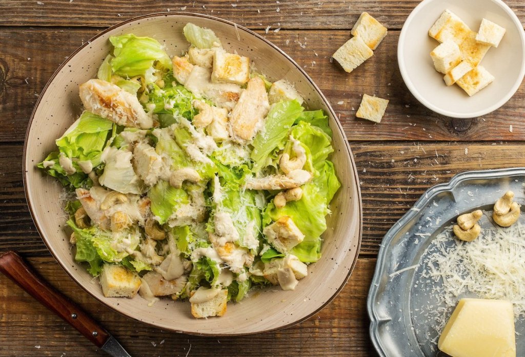 Рецепт салата "Цезарь" с Пармезаном.